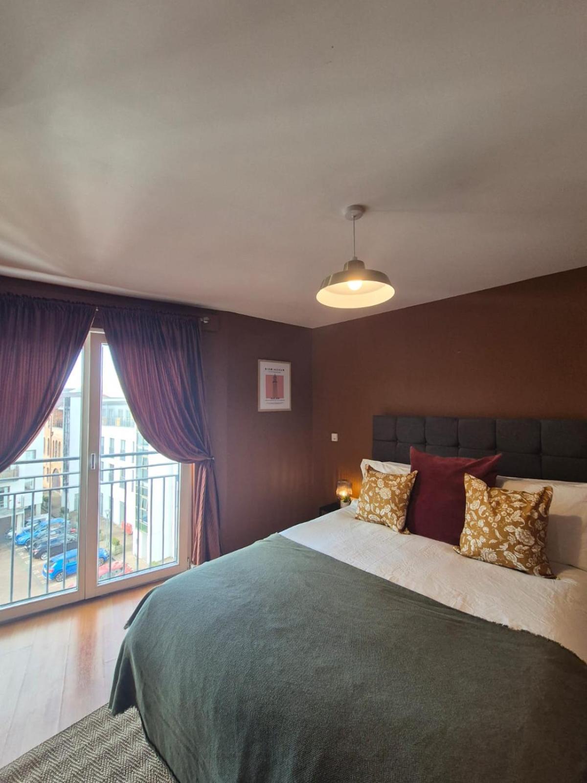 Apartment Centre - Fantastic Location *
